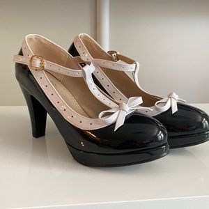 B&W Patent Leather Mary Jane shoes with bow